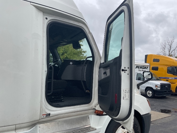 Used 2022 Freightliner Cascadia - photo 15