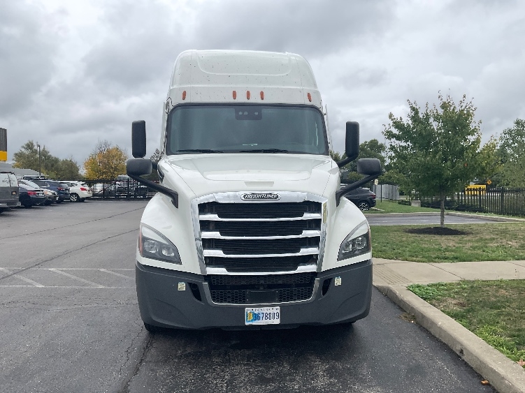 Used 2022 Freightliner Cascadia - photo 2