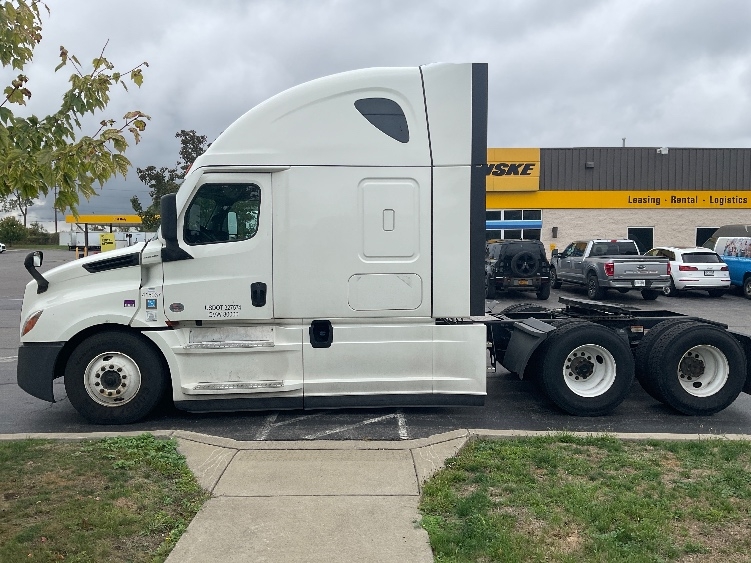 Used 2022 Freightliner Cascadia - photo 6