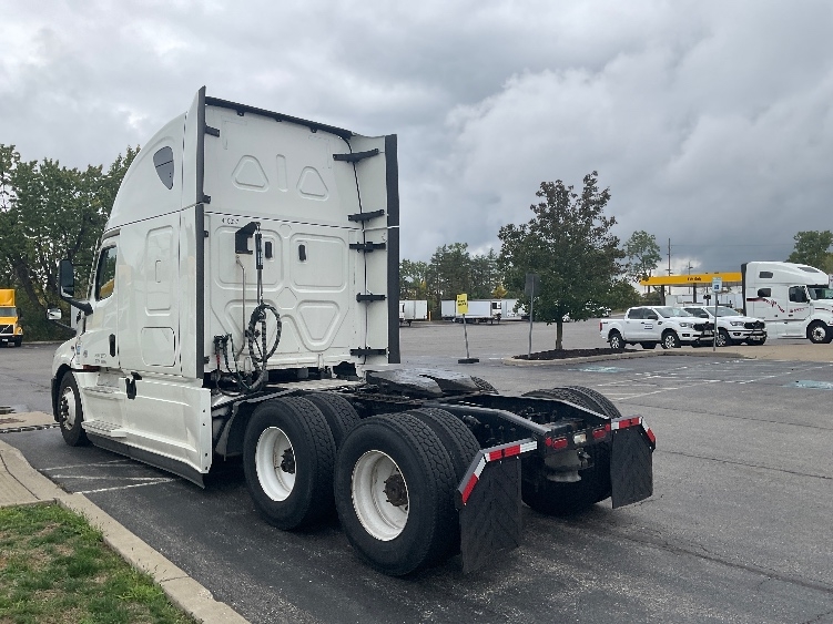 Used 2022 Freightliner Cascadia - photo 7