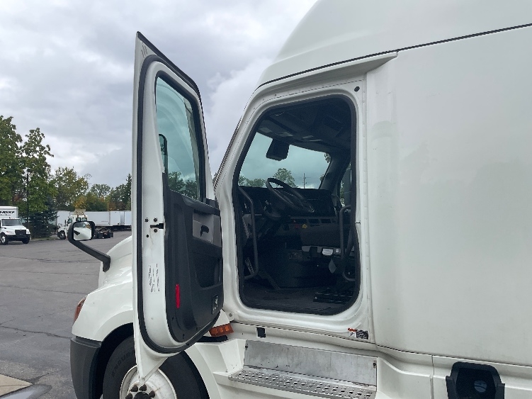 Used 2022 Freightliner Cascadia - photo 11