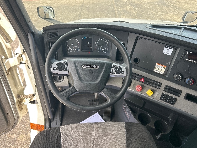 Used 2022 Freightliner Cascadia - photo 13
