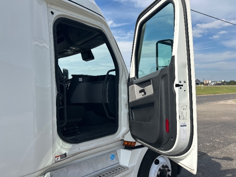 Used 2022 Freightliner Cascadia - photo 15
