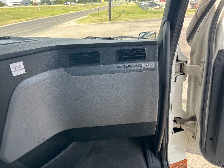 Used 2022 Freightliner Cascadia - photo 16