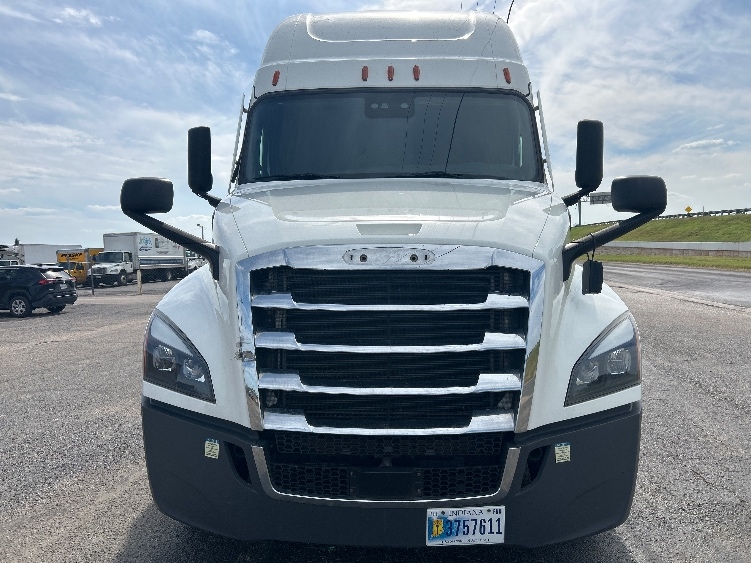 Used 2022 Freightliner Cascadia - photo 2