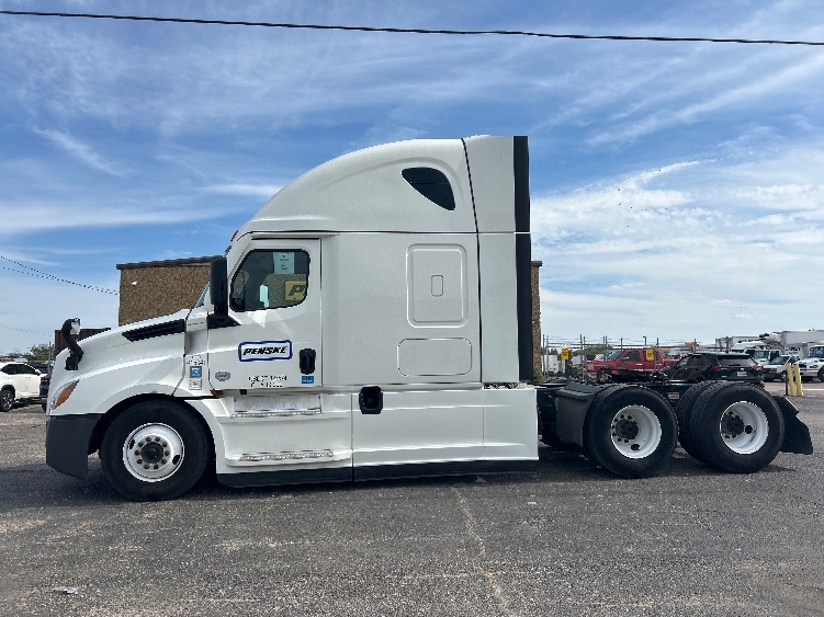 Used 2022 Freightliner Cascadia - photo 6