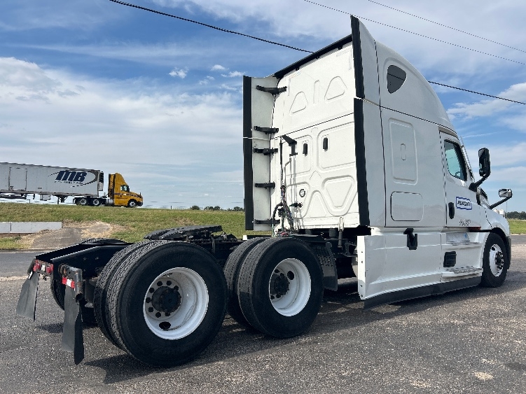 Used 2022 Freightliner Cascadia - photo 9