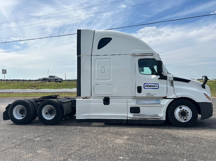 Used 2022 Freightliner Cascadia - photo 10
