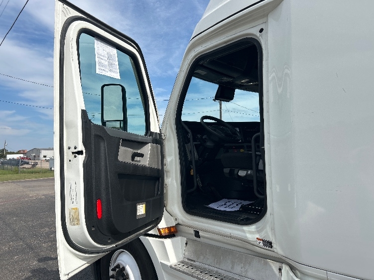 Used 2022 Freightliner Cascadia - photo 11