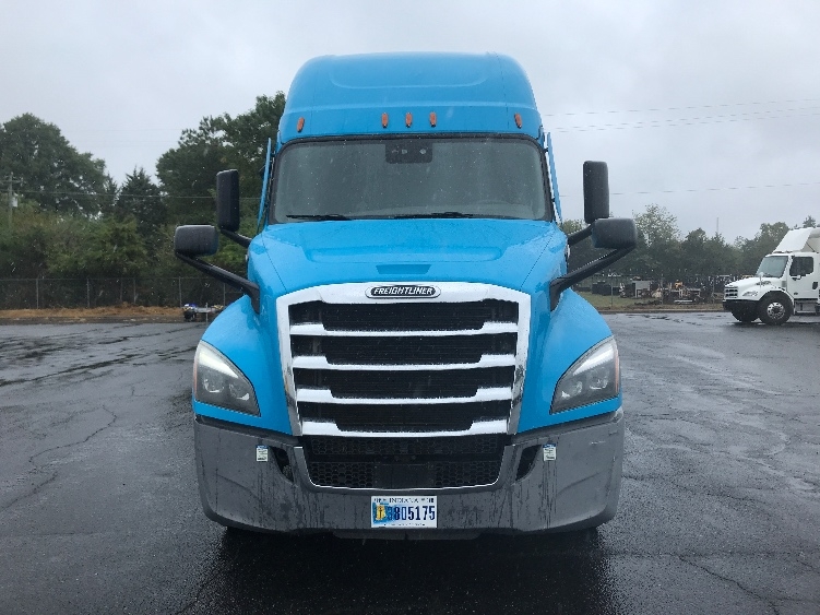 Used 2022 Freightliner Cascadia - photo 2