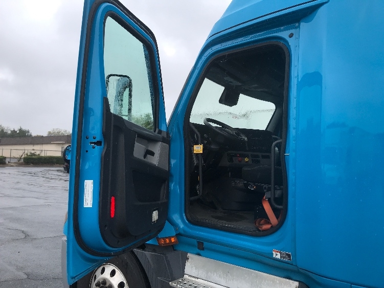 Used 2022 Freightliner Cascadia - photo 11
