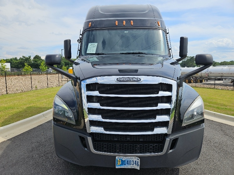 Used 2022 Freightliner Cascadia - photo 2
