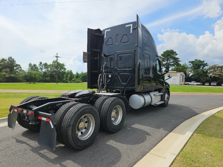 Used 2022 Freightliner Cascadia - photo 9
