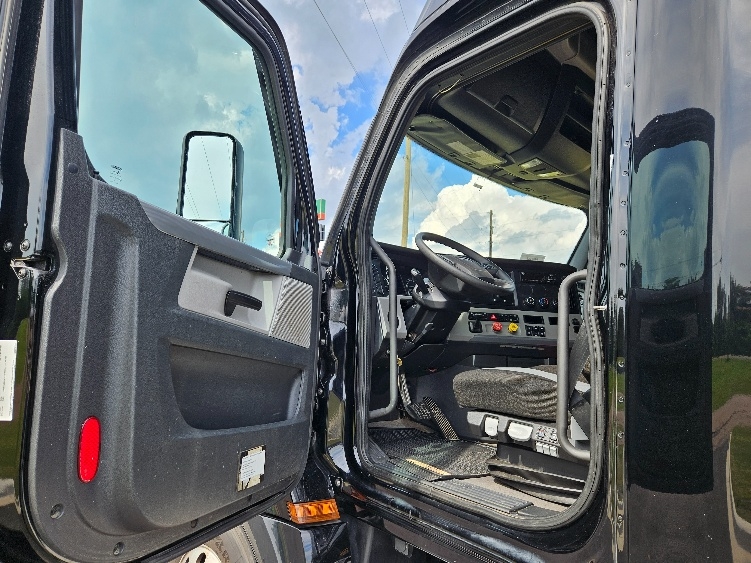 Used 2022 Freightliner Cascadia - photo 11