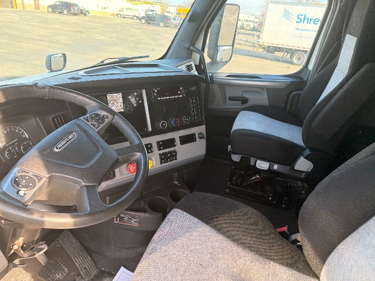 Used 2022 Freightliner Cascadia - photo 12