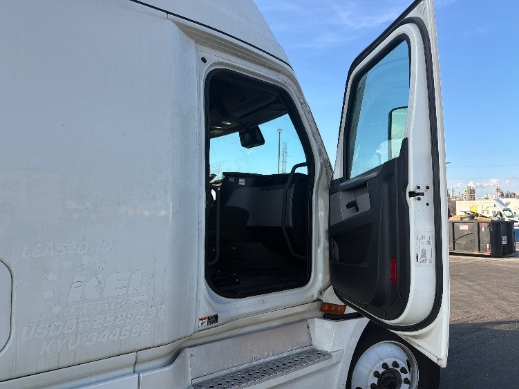 Used 2022 Freightliner Cascadia - photo 15