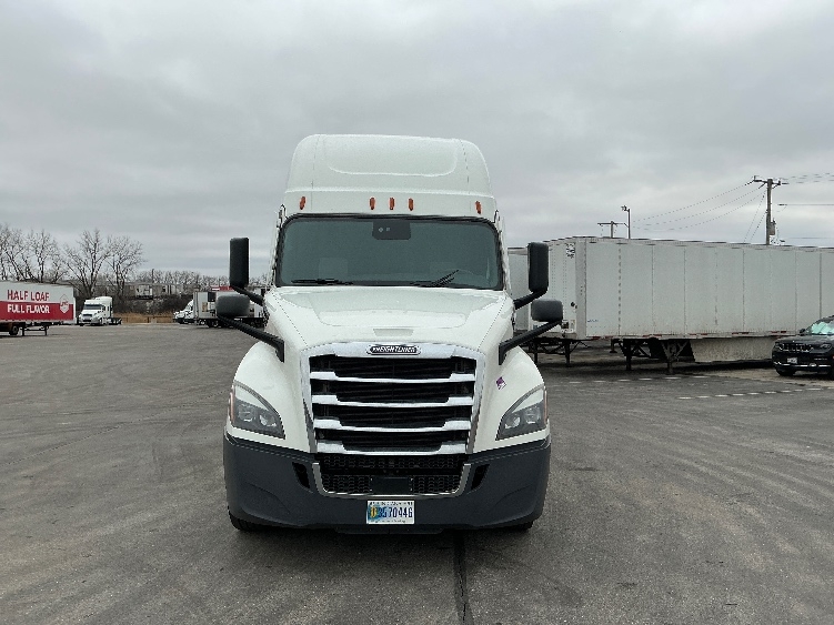 Used 2022 Freightliner Cascadia - photo 2