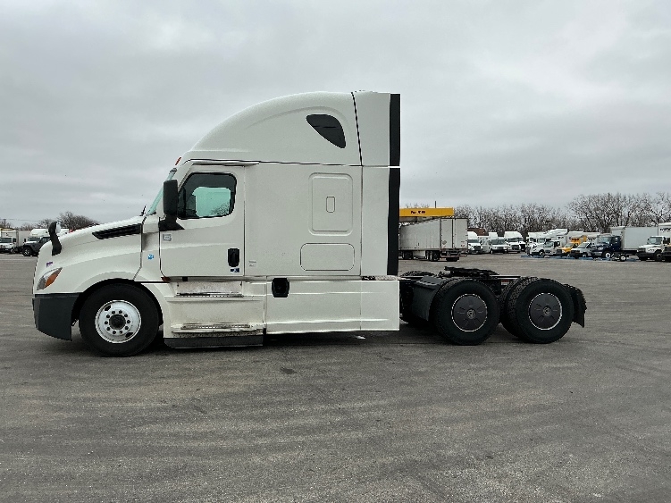 Used 2022 Freightliner Cascadia - photo 6