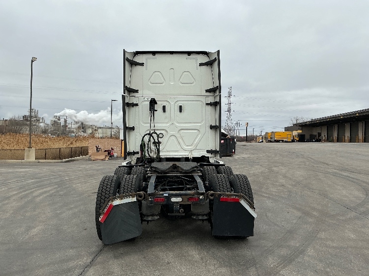 Used 2022 Freightliner Cascadia - photo 8