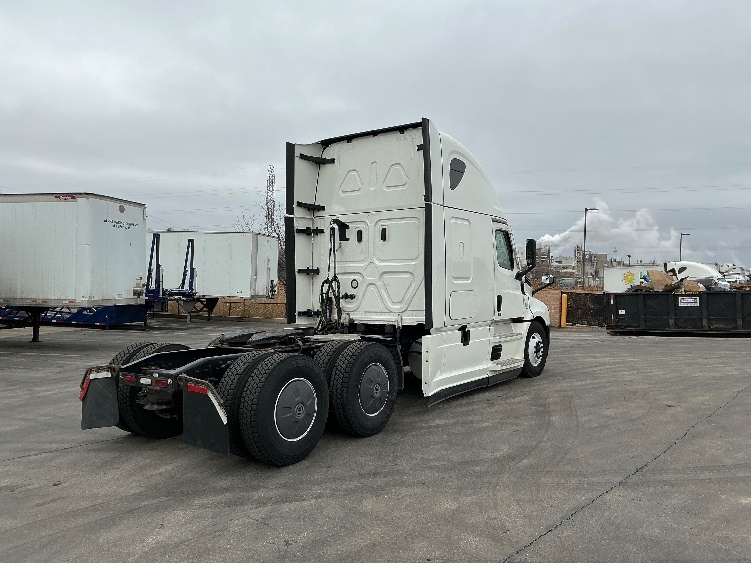 Used 2022 Freightliner Cascadia - photo 9