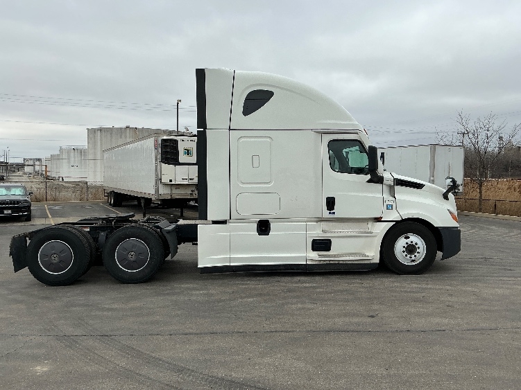 Used 2022 Freightliner Cascadia - photo 10