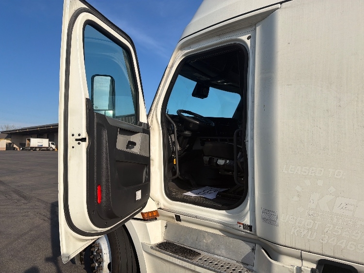Used 2022 Freightliner Cascadia - photo 11