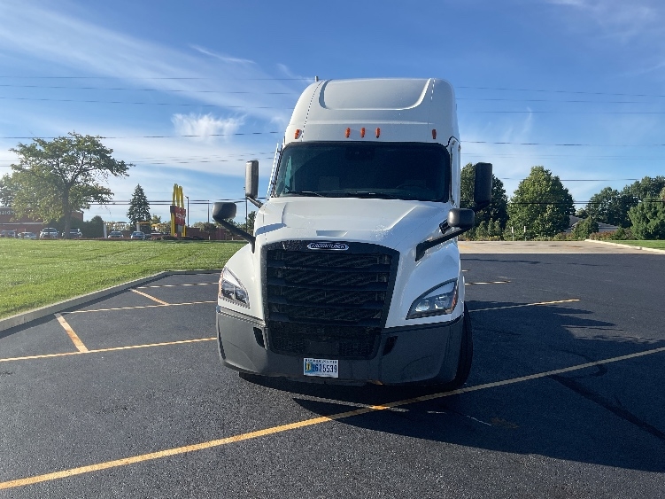 Used 2022 Freightliner Cascadia - photo 2