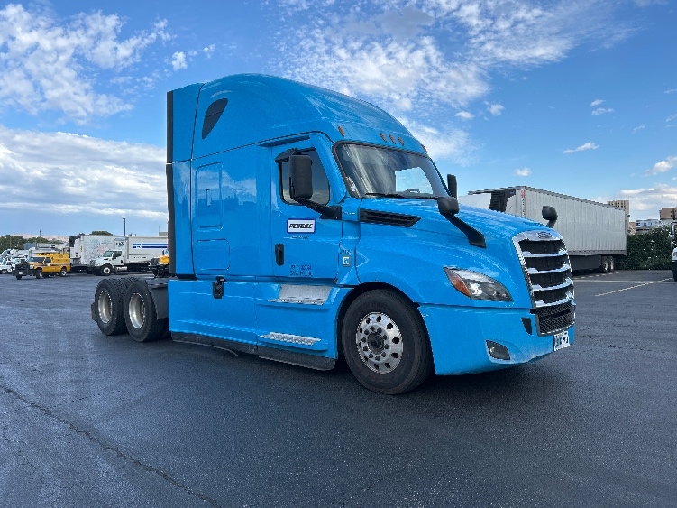 Used 2022 Freightliner Cascadia - photo 1