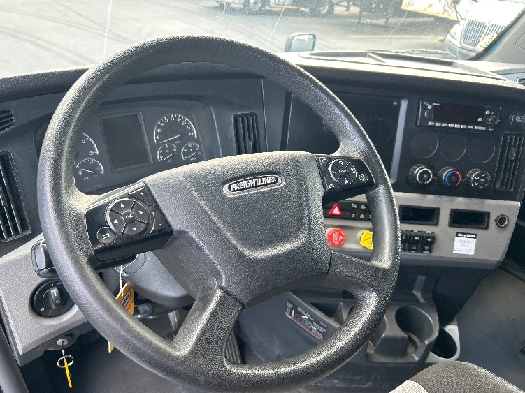 Used 2022 Freightliner Cascadia - photo 12