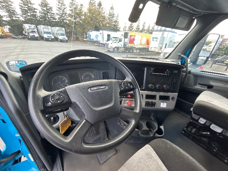 Used 2022 Freightliner Cascadia - photo 13