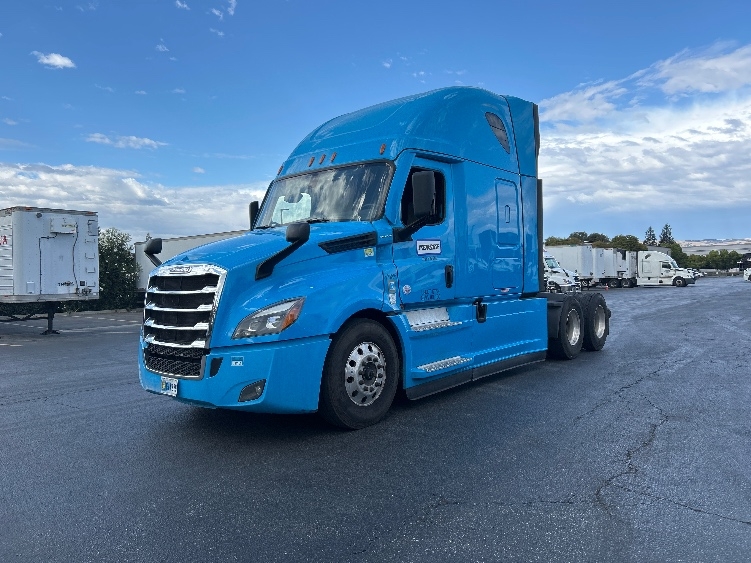 Used 2022 Freightliner Cascadia - photo 5