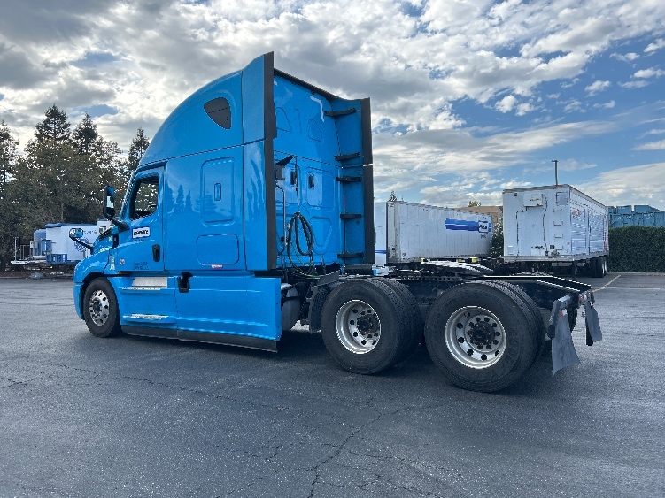 Used 2022 Freightliner Cascadia - photo 7