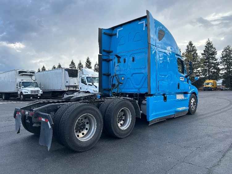 Used 2022 Freightliner Cascadia - photo 9