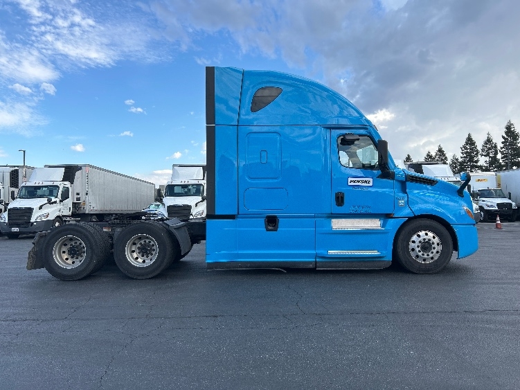 Used 2022 Freightliner Cascadia - photo 10
