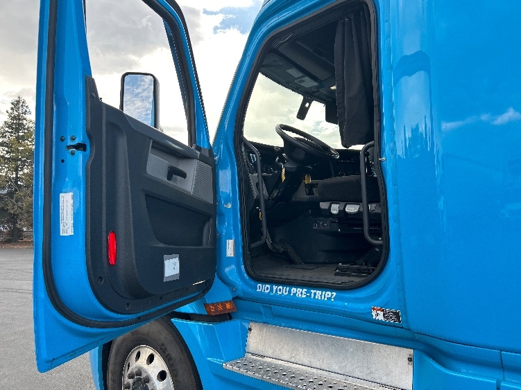 Used 2022 Freightliner Cascadia - photo 11
