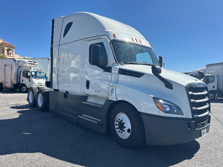 Used 2022 Freightliner Cascadia - photo 1