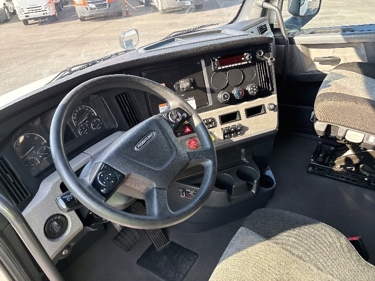 Used 2022 Freightliner Cascadia - photo 12