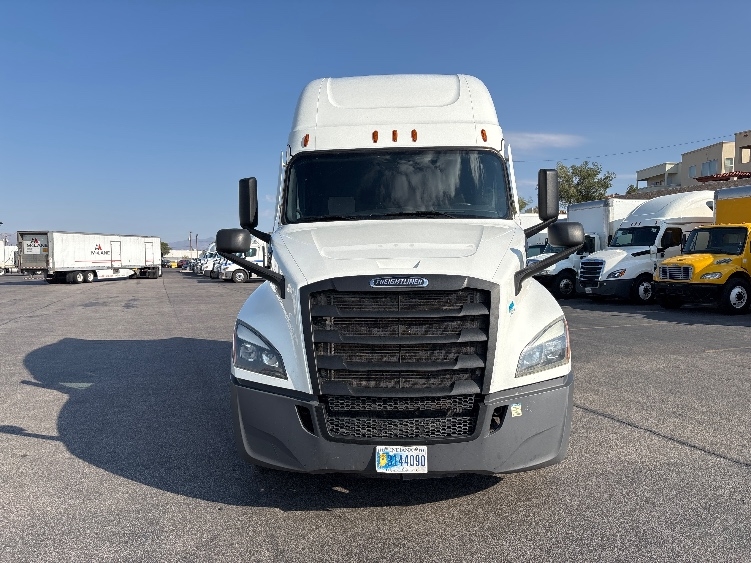 Used 2022 Freightliner Cascadia - photo 2