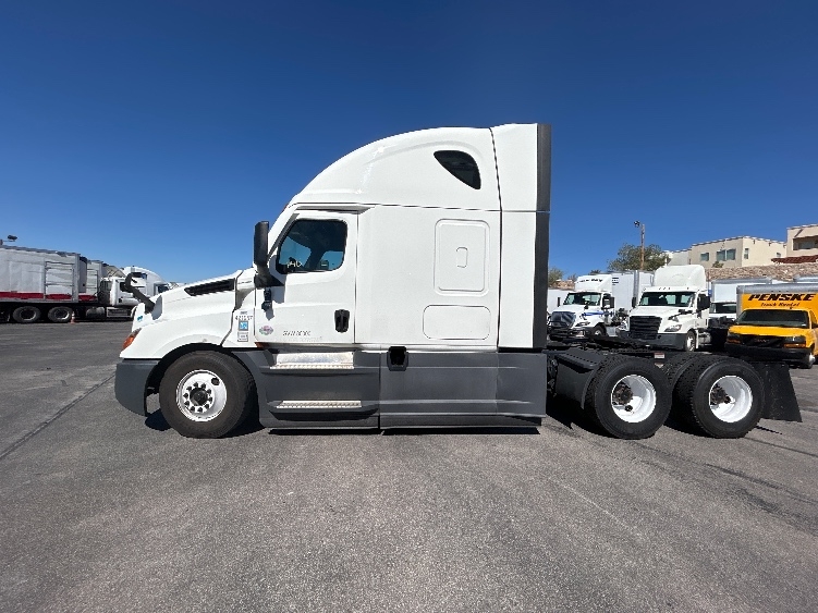 Used 2022 Freightliner Cascadia - photo 6