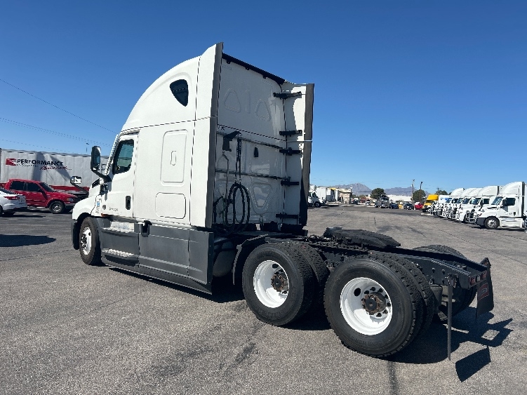 Used 2022 Freightliner Cascadia - photo 7