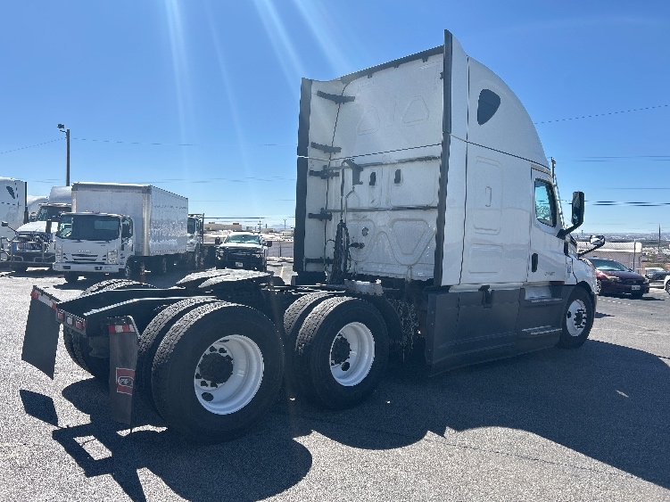 Used 2022 Freightliner Cascadia - photo 9