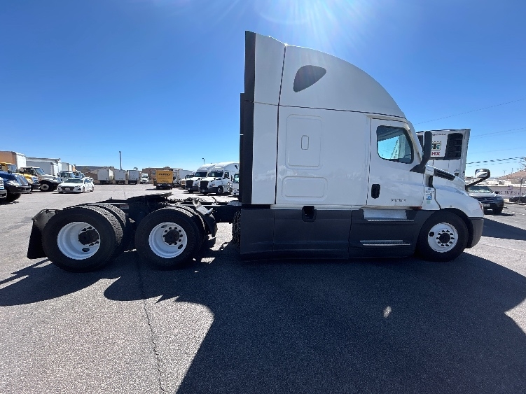 Used 2022 Freightliner Cascadia - photo 10