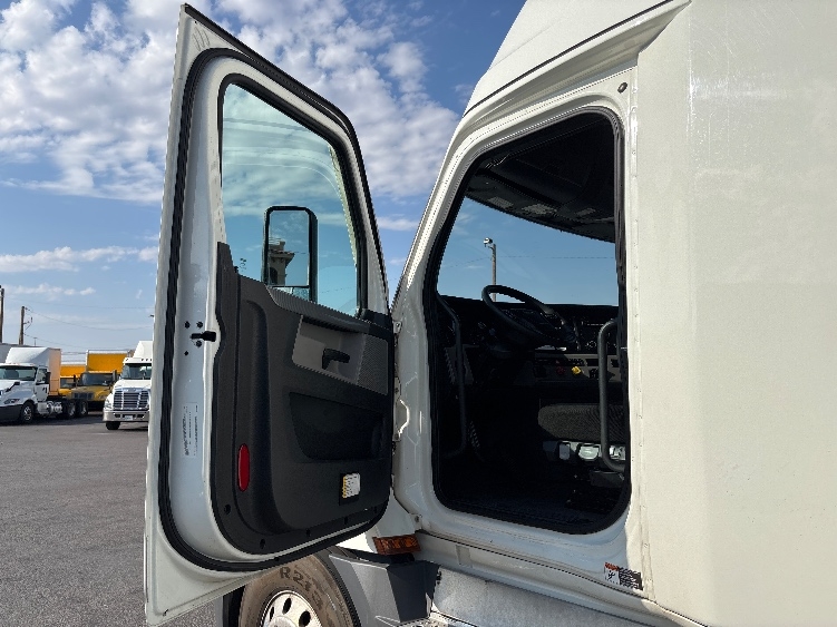 Used 2022 Freightliner Cascadia - photo 11