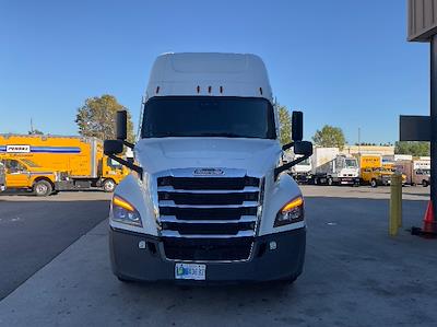 Used 2022 Freightliner Cascadia Detroit DD15AT Semi Truck with Sleeper Cab for sale #423058 - photo 2