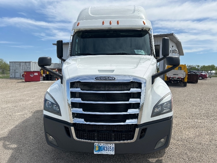 Used 2022 Freightliner Cascadia - photo 2