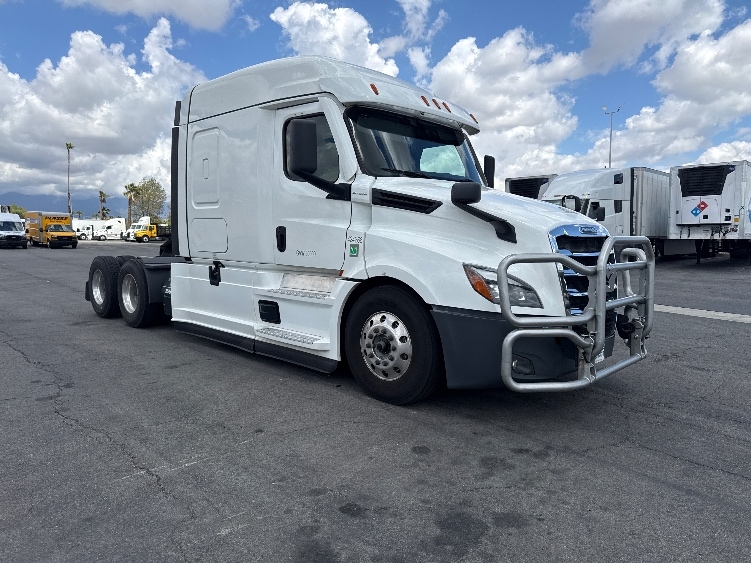 Used 2022 Freightliner Cascadia - photo 1