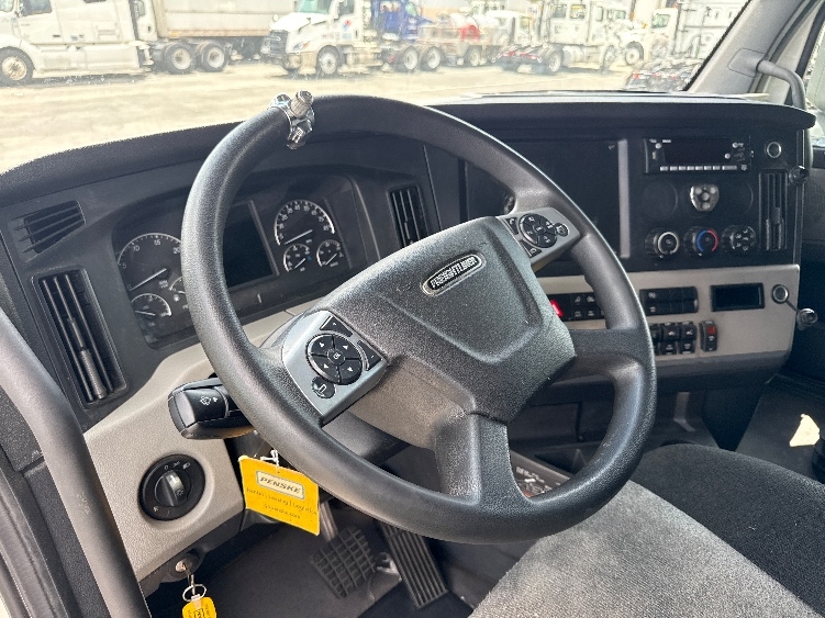 Used 2022 Freightliner Cascadia - photo 12