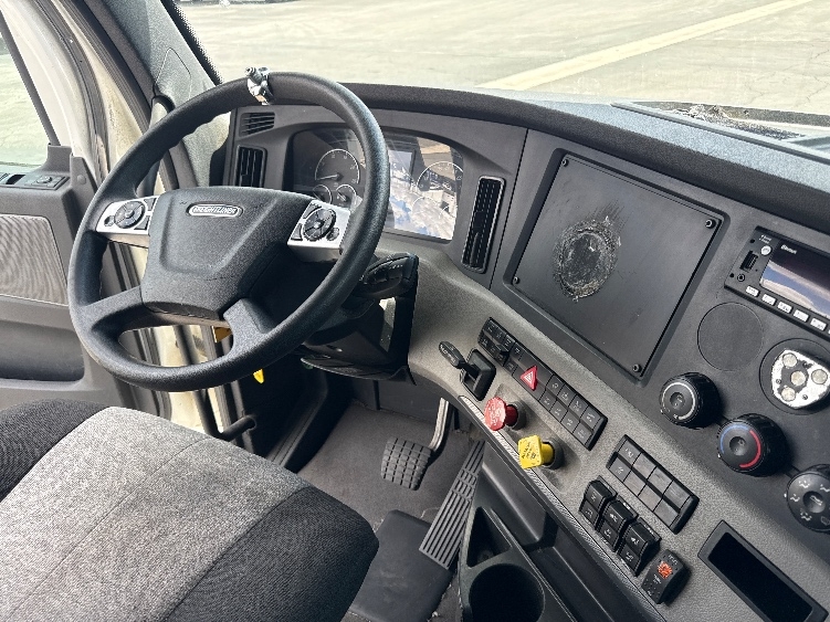 Used 2022 Freightliner Cascadia - photo 13