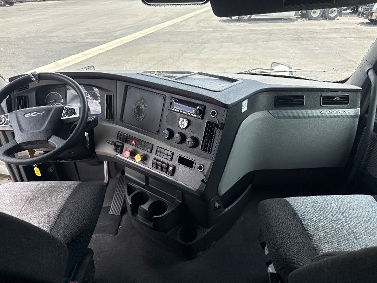 Used 2022 Freightliner Cascadia - photo 14