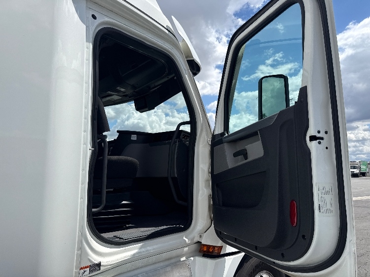 Used 2022 Freightliner Cascadia - photo 15